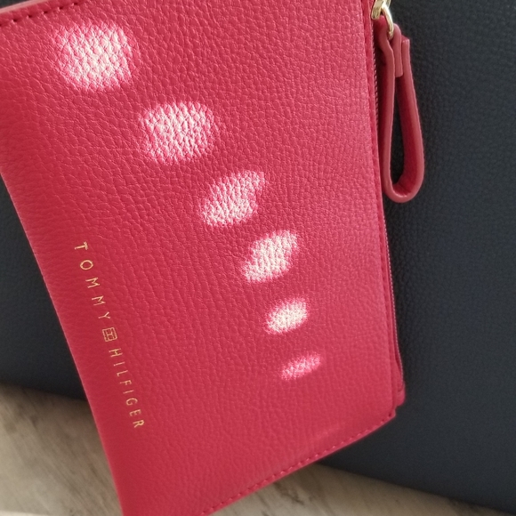 Tommy Hilfiger Tote Purse With Wristlet NWT - Picture 3 of 8